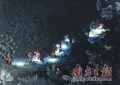 千名救援人员进山筑起“截火带” 佛山高明山火已得到控制